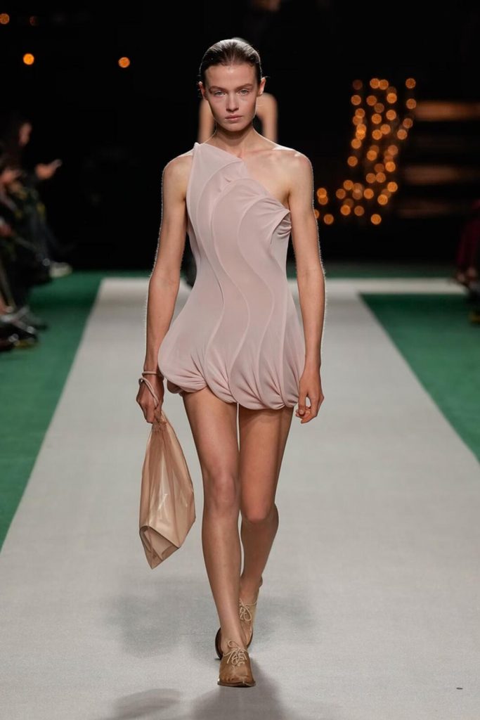 Vestido corto del desfile de Beckham en París