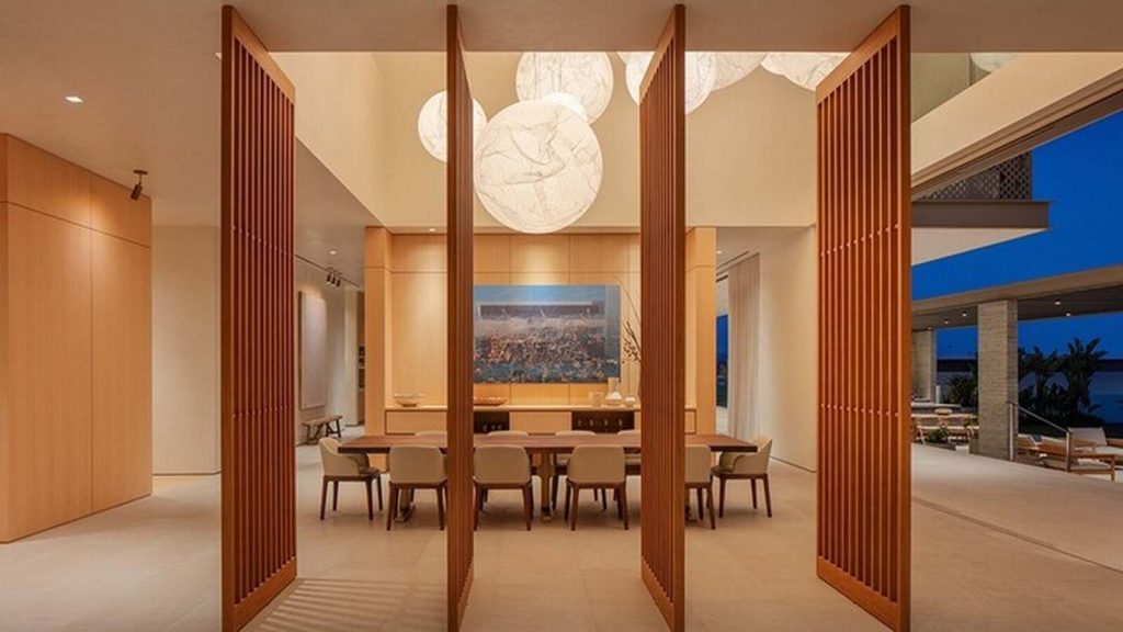 Mesa de madera en la mansi&oacute;n de Bel Air