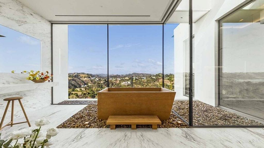 ba&ntilde;o con ba&ntilde;era de madera de lujo
