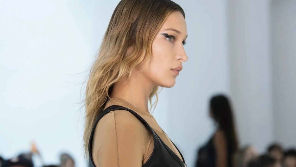 Bella Hadid desfilando, importancia col&aacute;geno