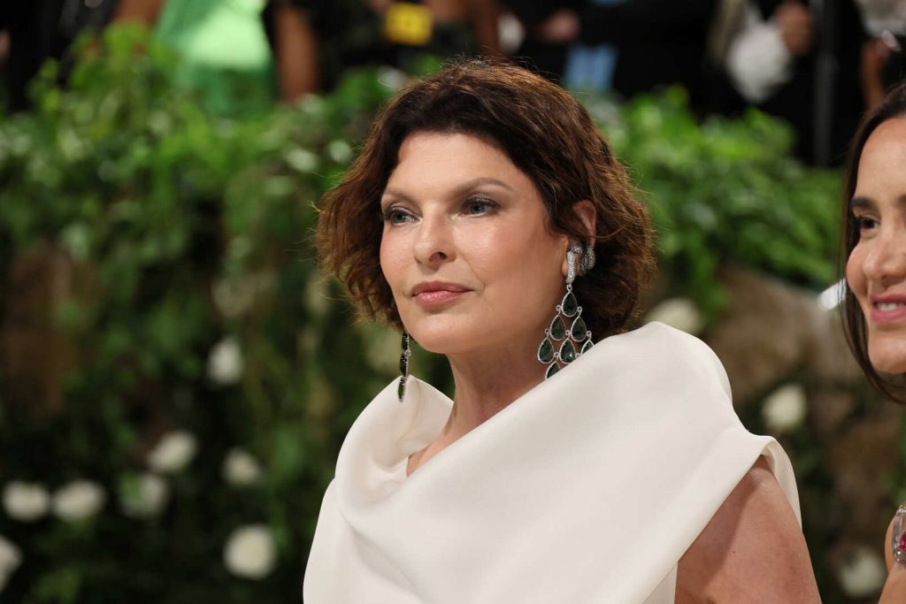 Linda Evangelista en la MET Gala, col&aacute;geno