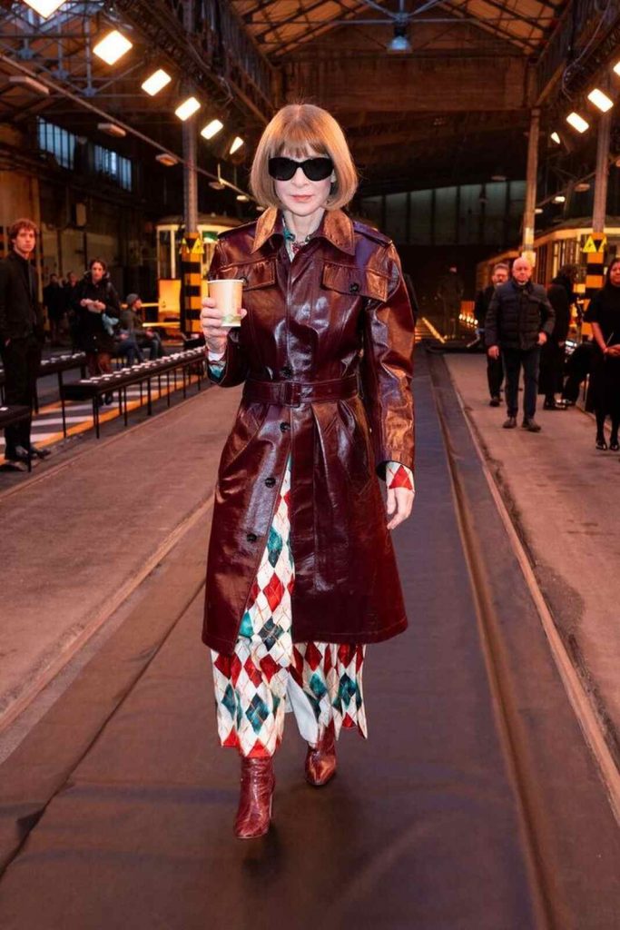 Anna Wintour con una gabardina de piel color borgo&ntilde;a