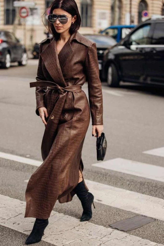 Mujer con gabardina de cuero marr&oacute;n