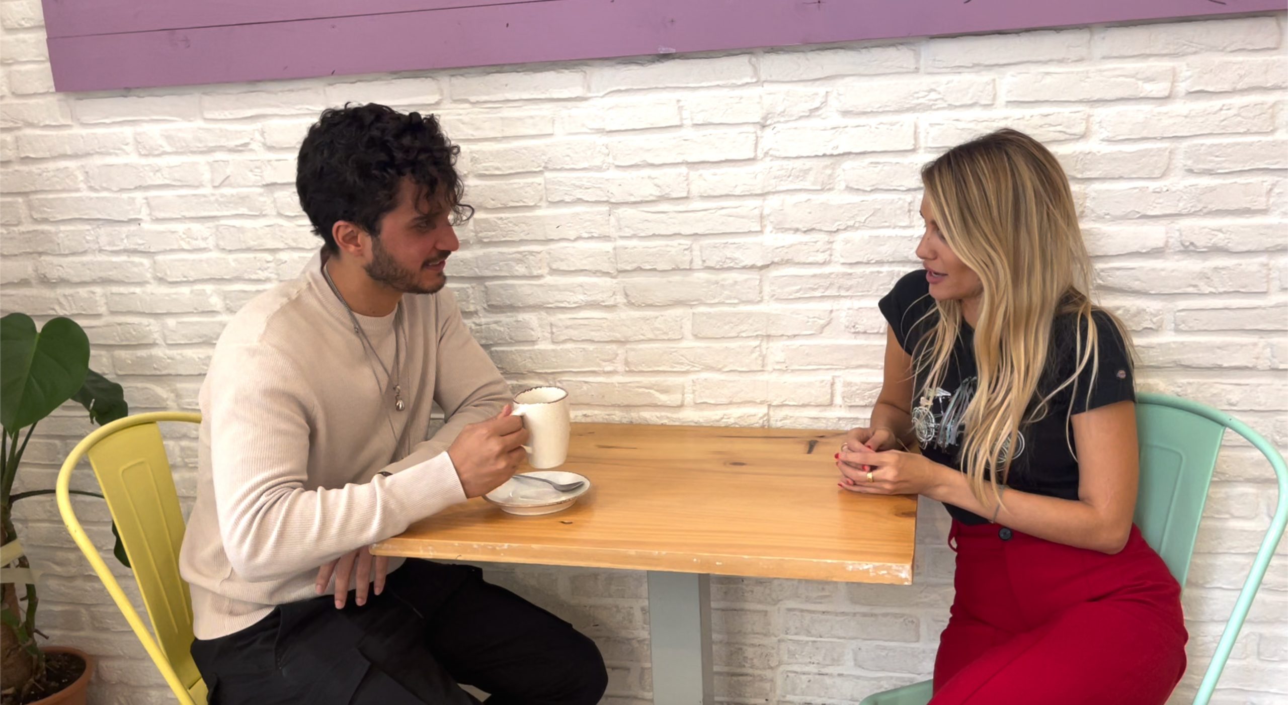 Fina Grosso entrevistando al cantante Andr&eacute;s Obreg&oacute;n