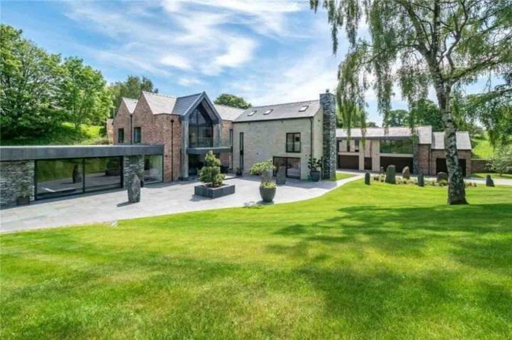 Jard&iacute;n trasero de la mansi&oacute;n de Cristiano Ronaldo en Inglaterra