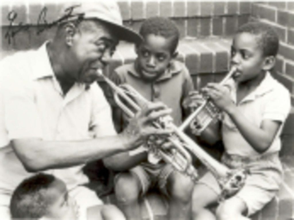 Louis Armstrong tocando la trompeta