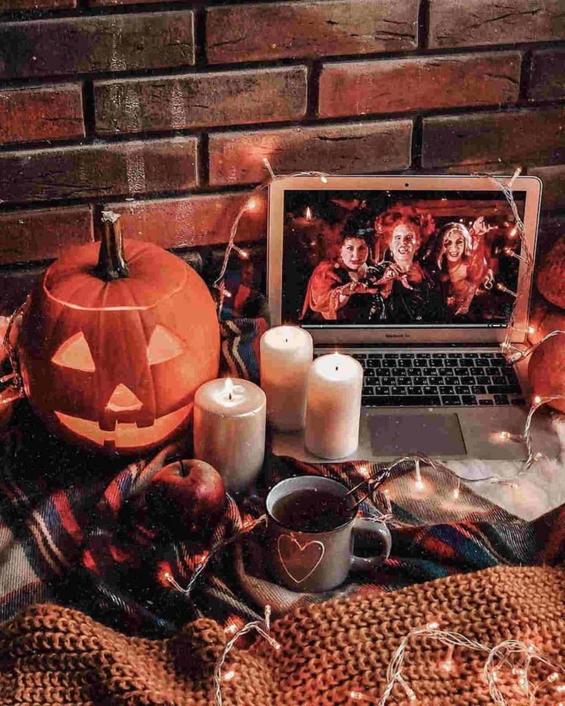 Imagen de Halloween en casa viendo pel&iacute;culas