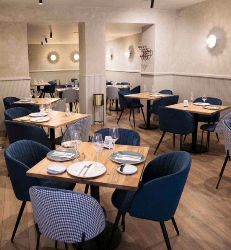 Sal&oacute;n del restaurante DeAt&uacute;n