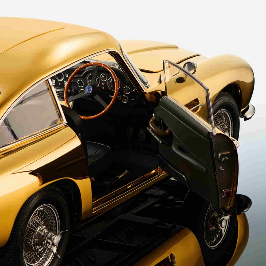 Tel&eacute;fono puerta en la maqueta del Aston Martin de oro