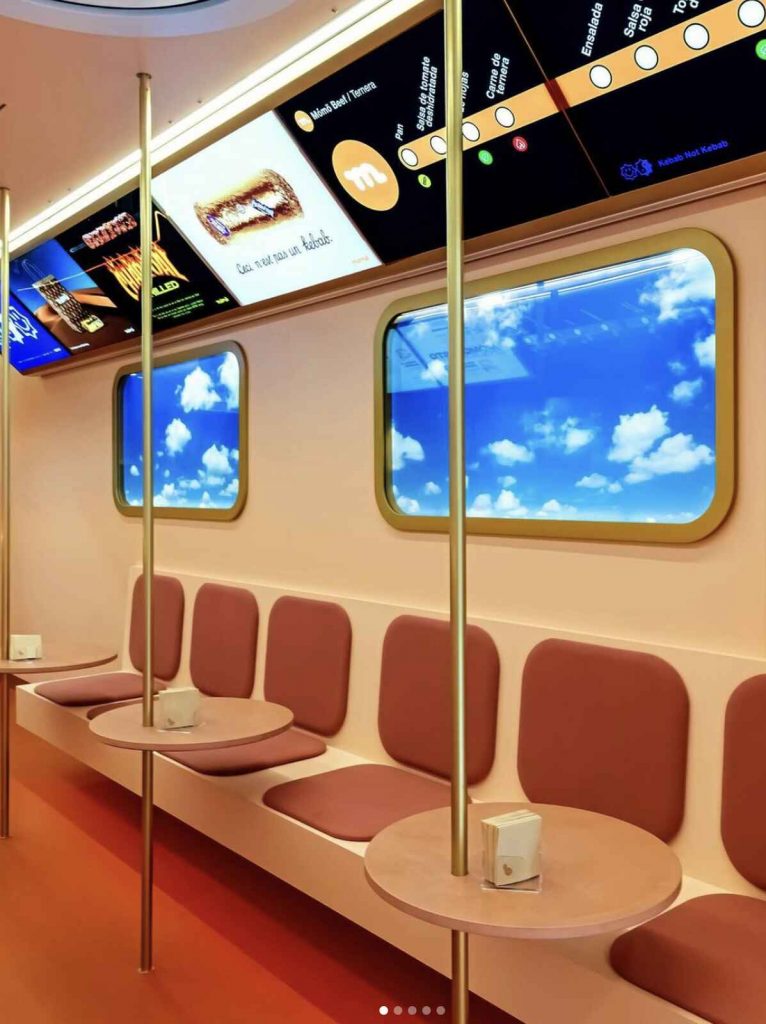 Local de Momo kebab inspirado en un vag&oacute;n de metro