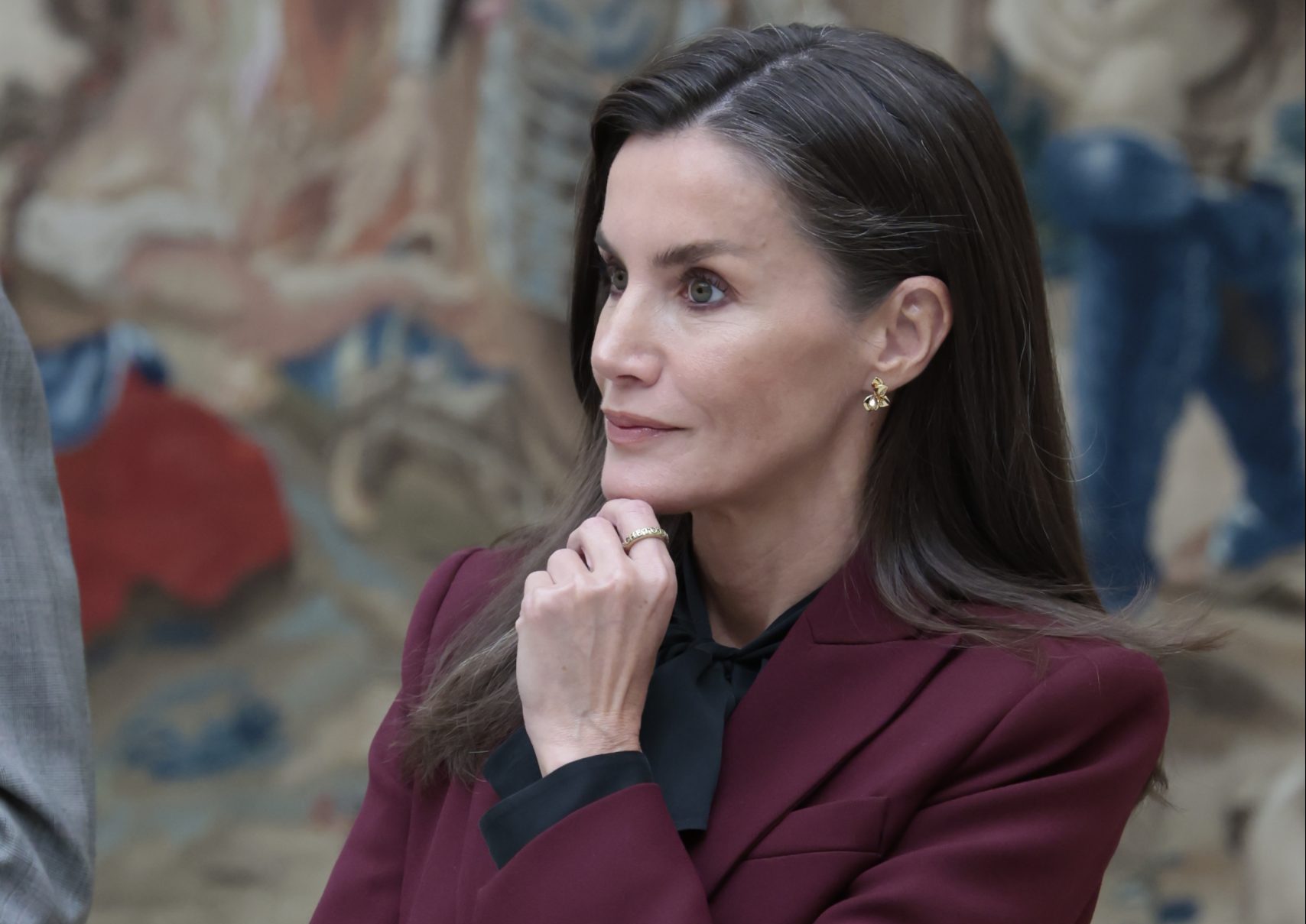 Do&ntilde;a Letizia luciendo pendientes Zinnia de Singularu. 