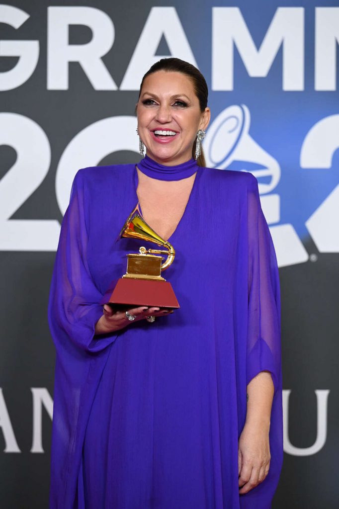 Ni&ntilde;a Pastori con su &uacute;ltimo Grammy