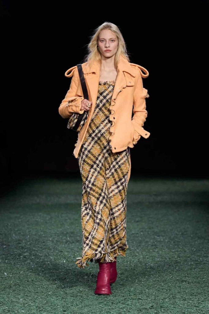 Desfile de Burberry con vestido de tart&aacute;n