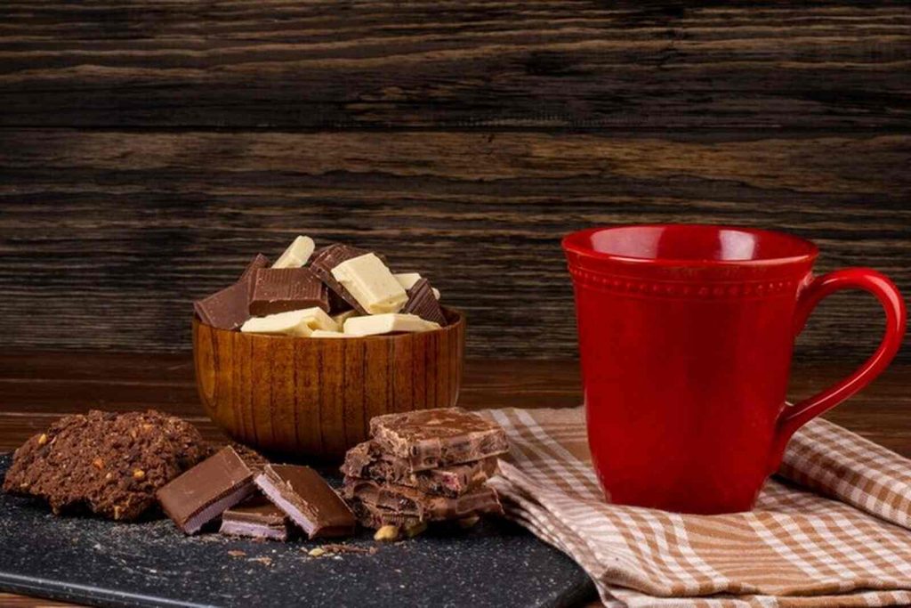 Taza roja con chocolate bajo en grasa