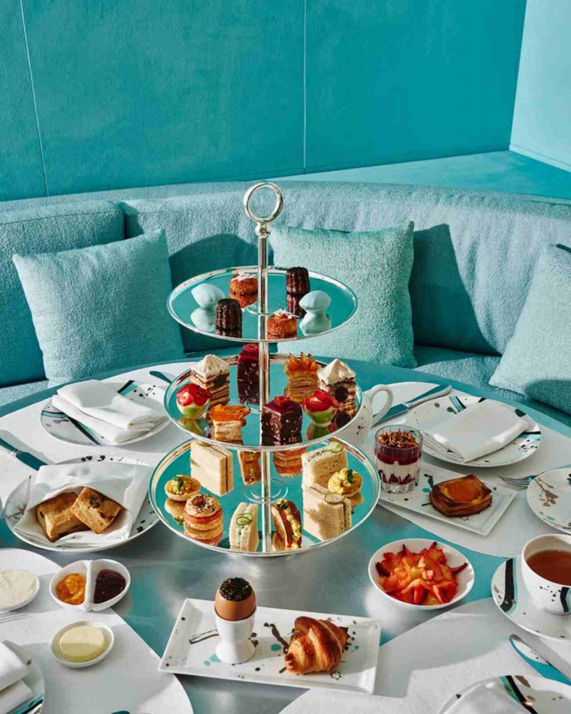 Mesa con pasteles en Tiffany & Co.