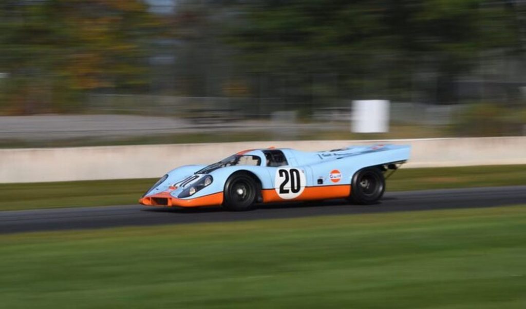 Porsche de McQueen corriendo