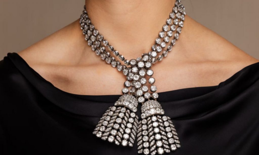 Collar de Maria Antonieta en cuello