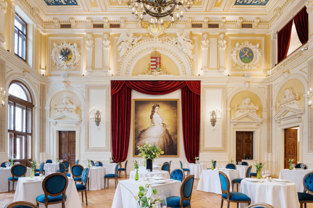 &Aacute;urea Ana Palace, Budapest