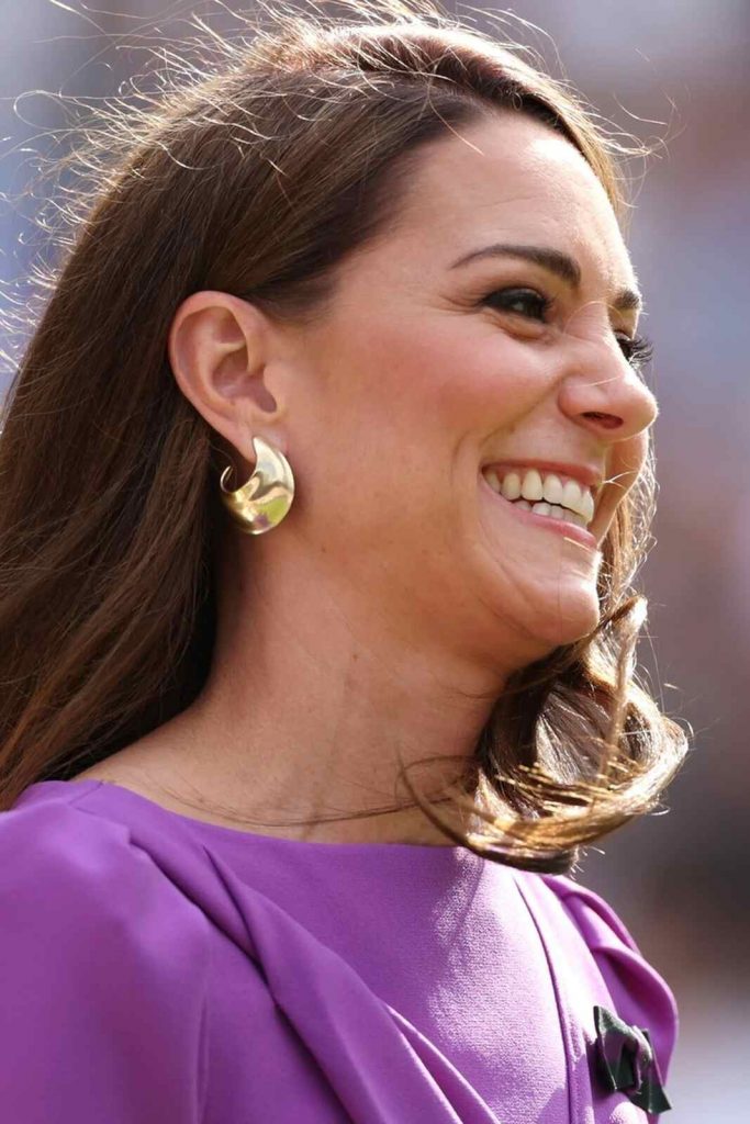 Kate Middleton con joyas doradas