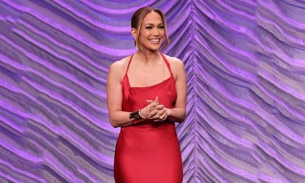 Jennifer L&oacute;pez con joyas doradas