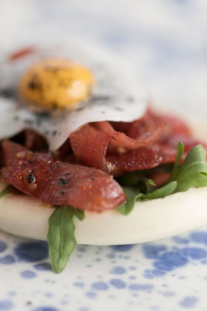 Pan Bao con at&uacute;n rojo