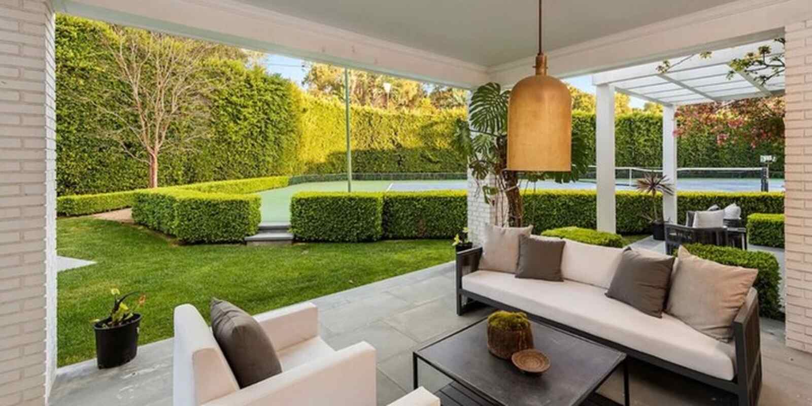 Setos protectores de la mansi&oacute;n de Zoe Salda&ntilde;a, jard&iacute;n