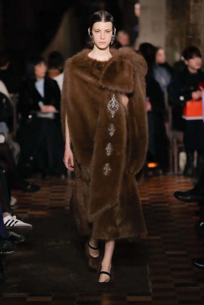 Desfile de Simone Rocha con bailarinas de pelo