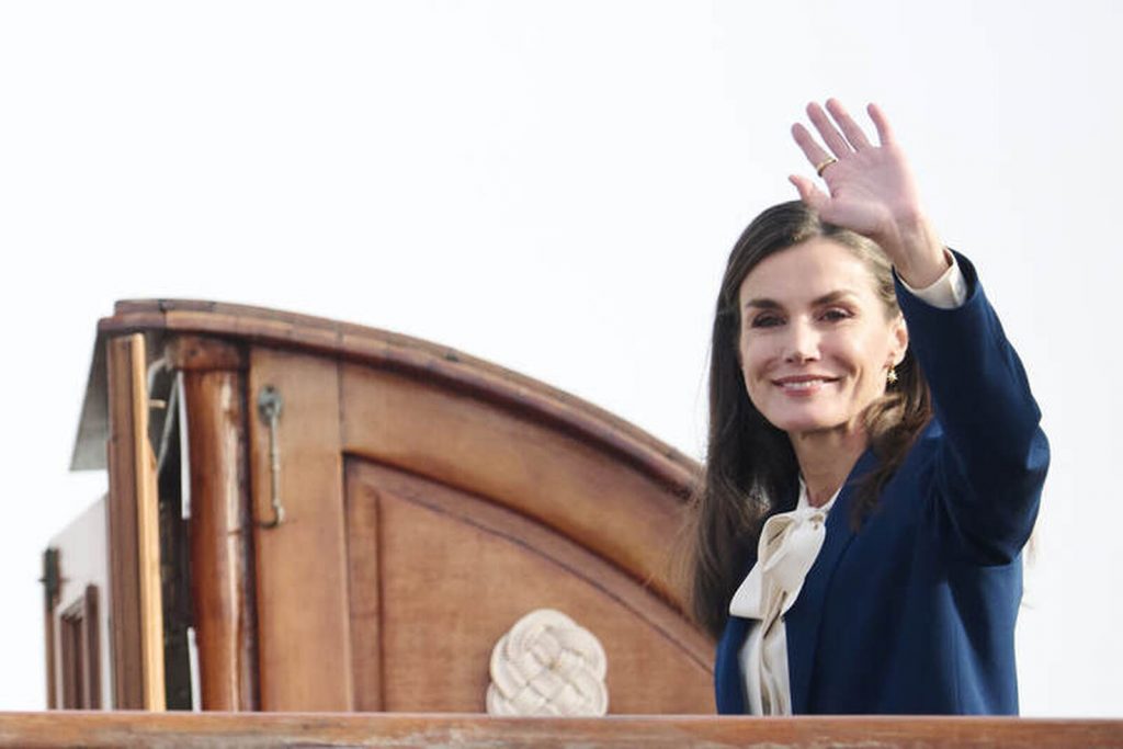 Monarca espa&ntilde;ola saludando desde un barco