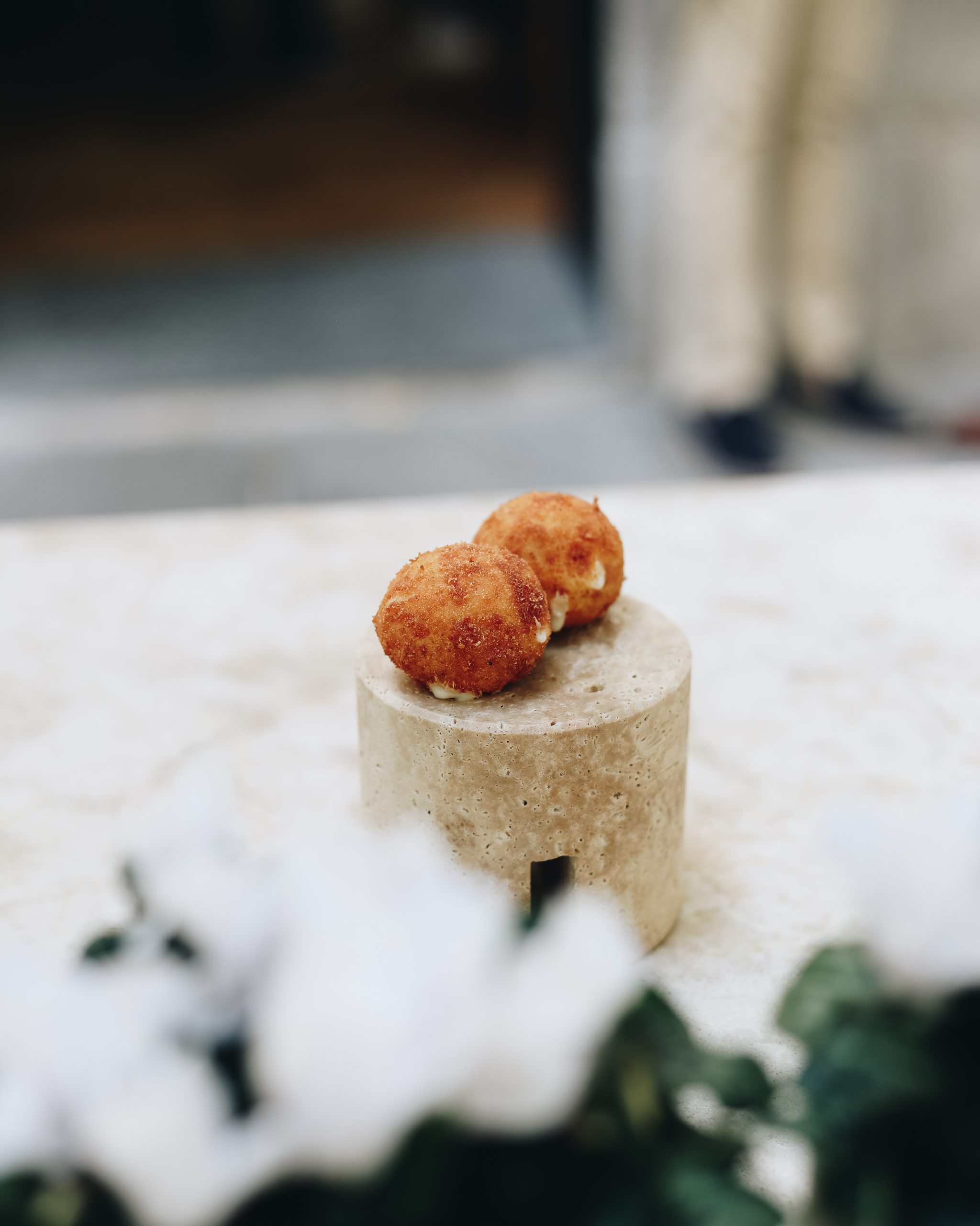 Croquetas cremosas de huevo cocido y lac&oacute;n