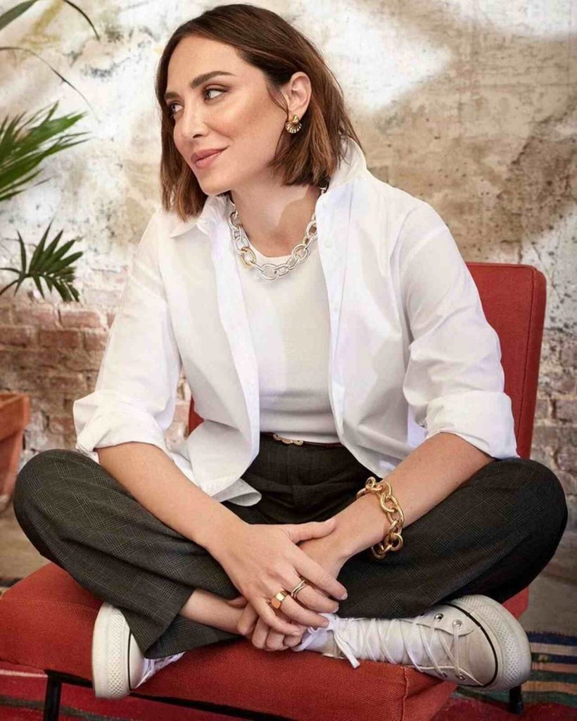 Tamara Falcó con joyas doradas