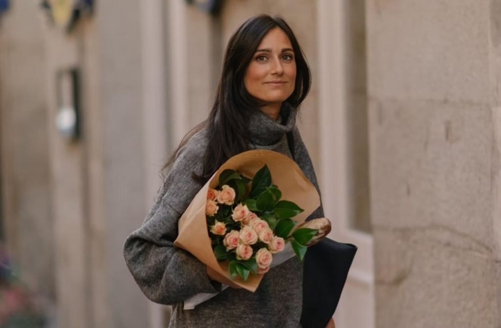 Paola Freire de Foodtropia con unas flores