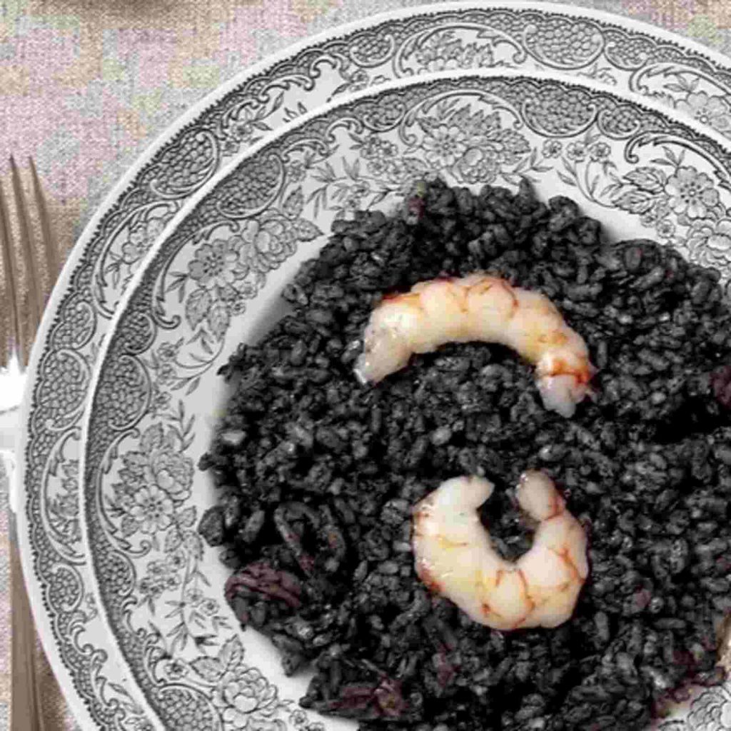 Plato de arros negro con gambas de Foodtropia