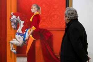 Enrique Jiménez Carrero junto a su obra