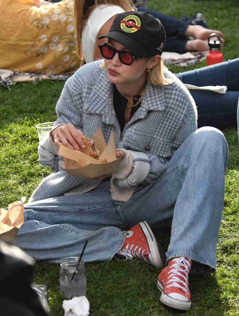Gigi Hadid comiendo un bocadillo hecho por Bradley Cooper