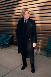 Hombre con abrigo largo de pa&ntilde;o y traje en Pitti Uomo