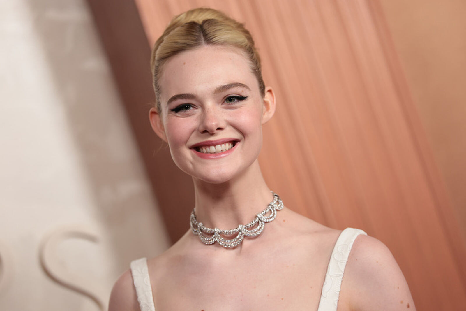 Elle Fanning posando con diamantes