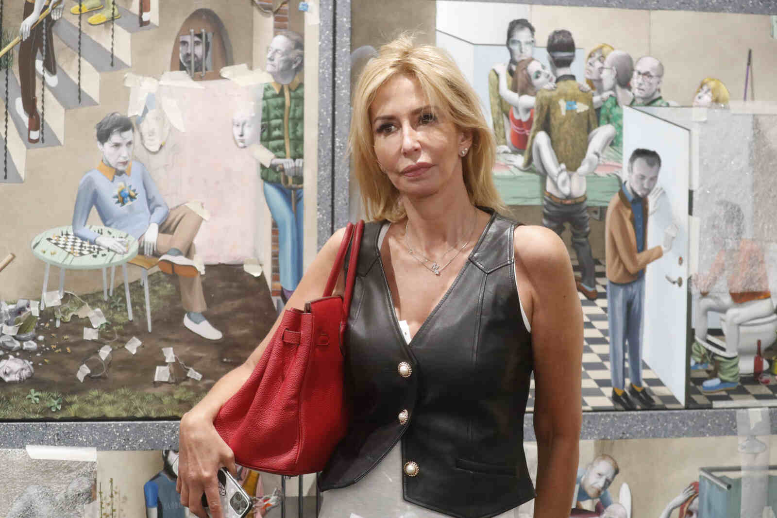 Mar&iacute;a Porto posando delante de una obra de arte