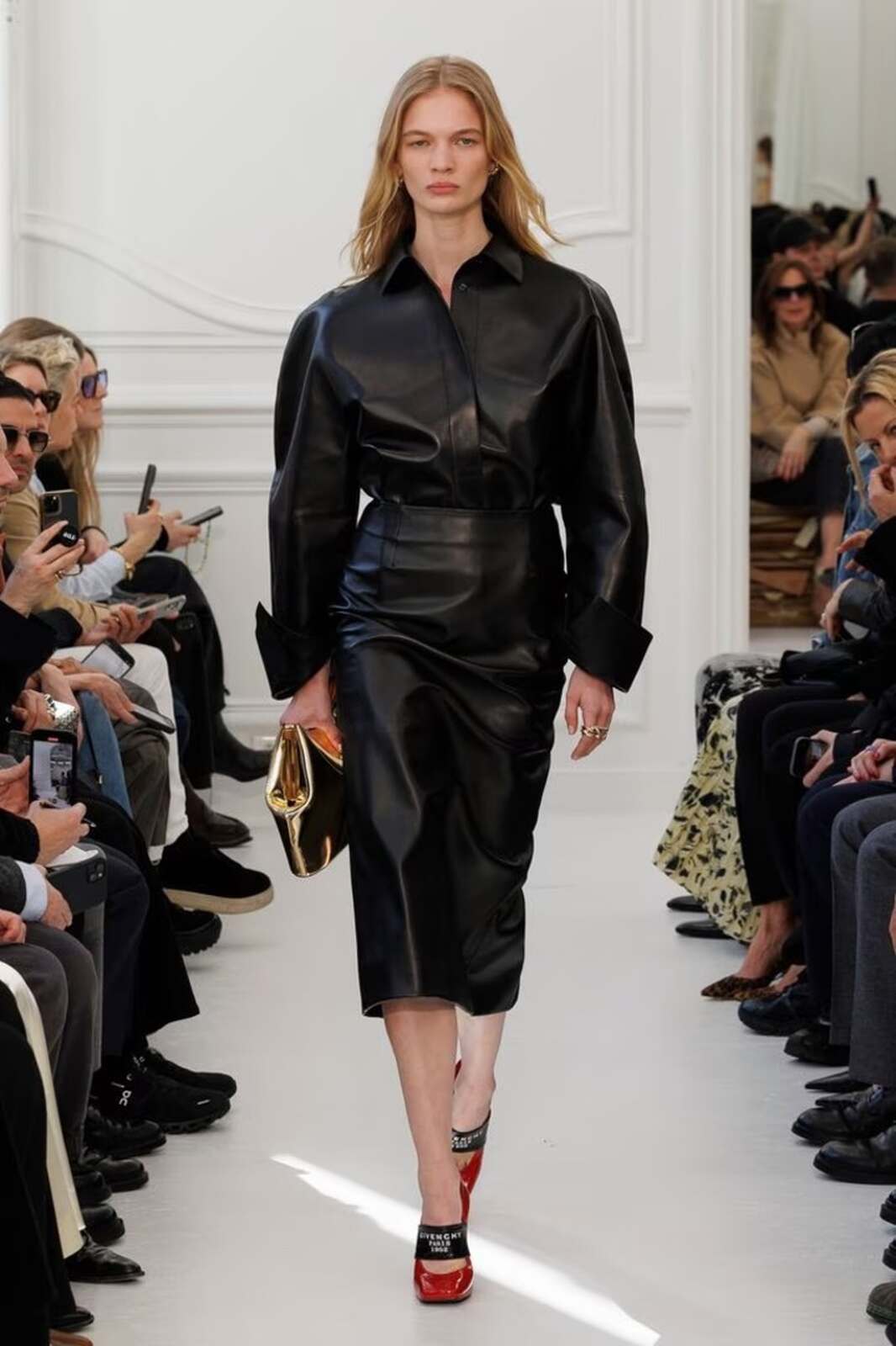 Look de cuero en un desfile de la semana de moda de Par&iacute;s