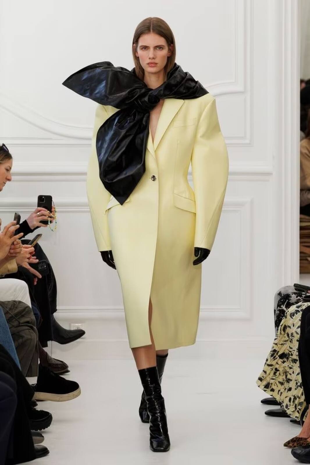 Abrigo en amarillo pastel con lazo negro dise&ntilde;ado por Sarah Burton