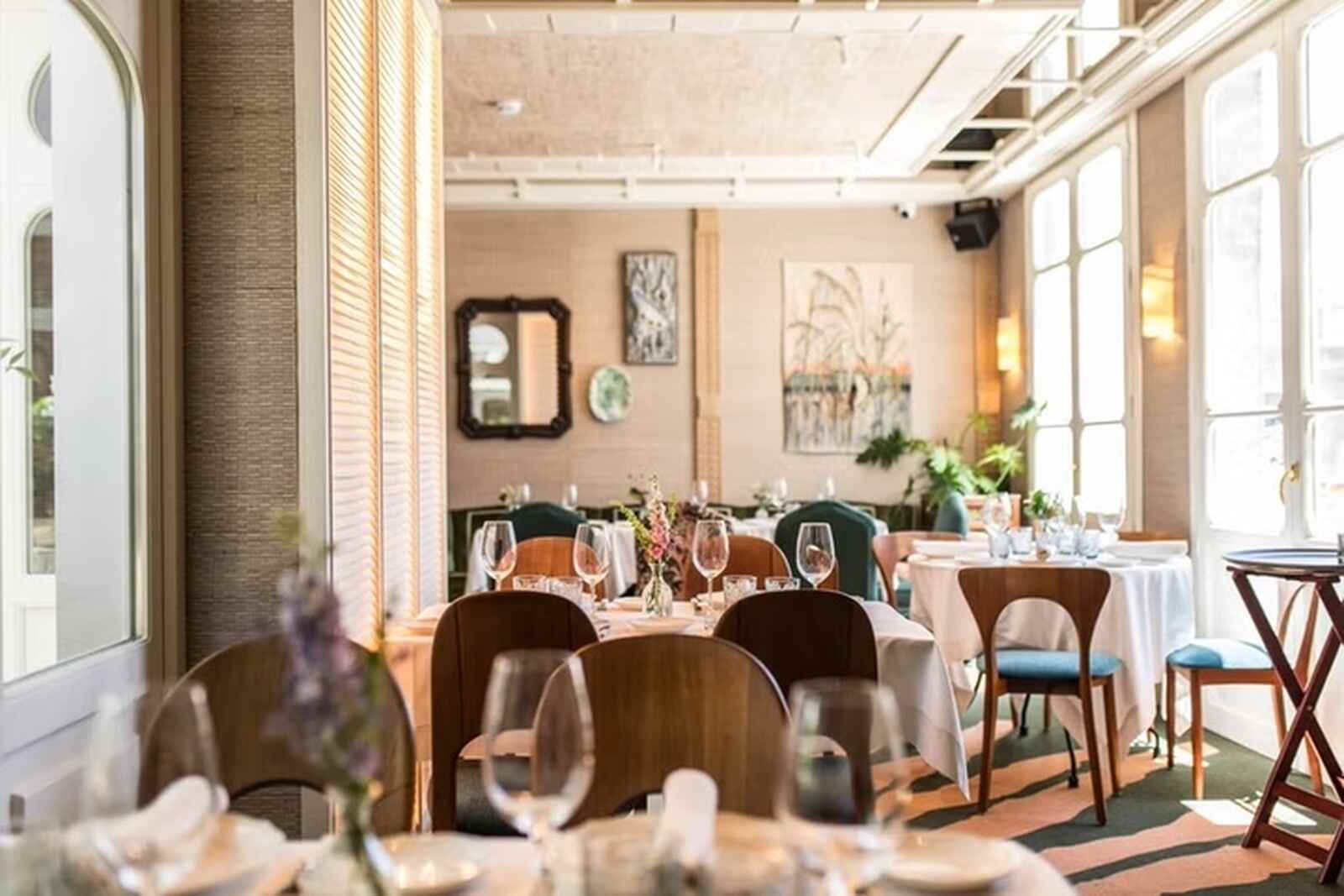 Sal&oacute;n del restaurante &Aacute;urea