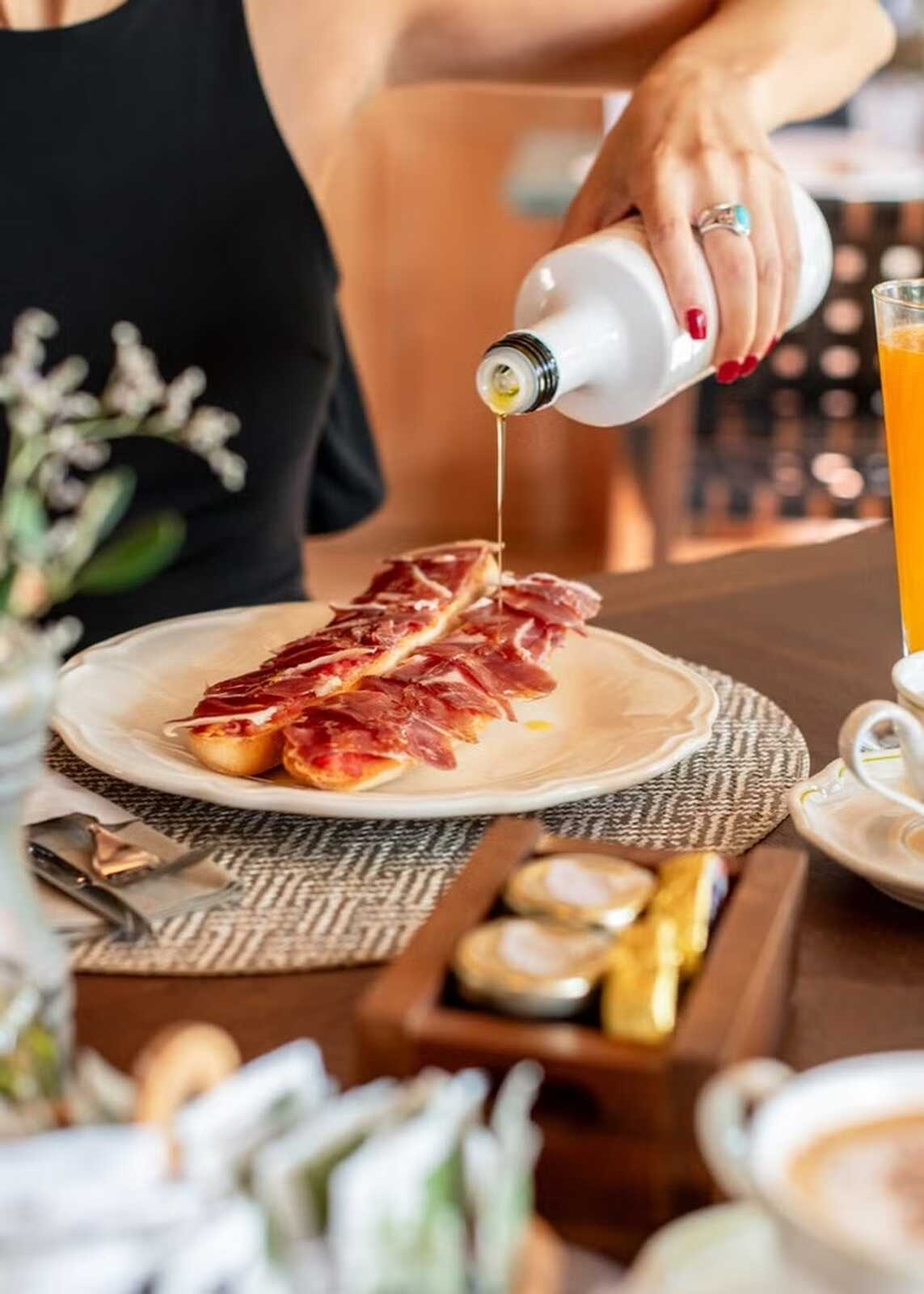 Plato de jam&oacute;n en el restaurante &Aacute;urea 