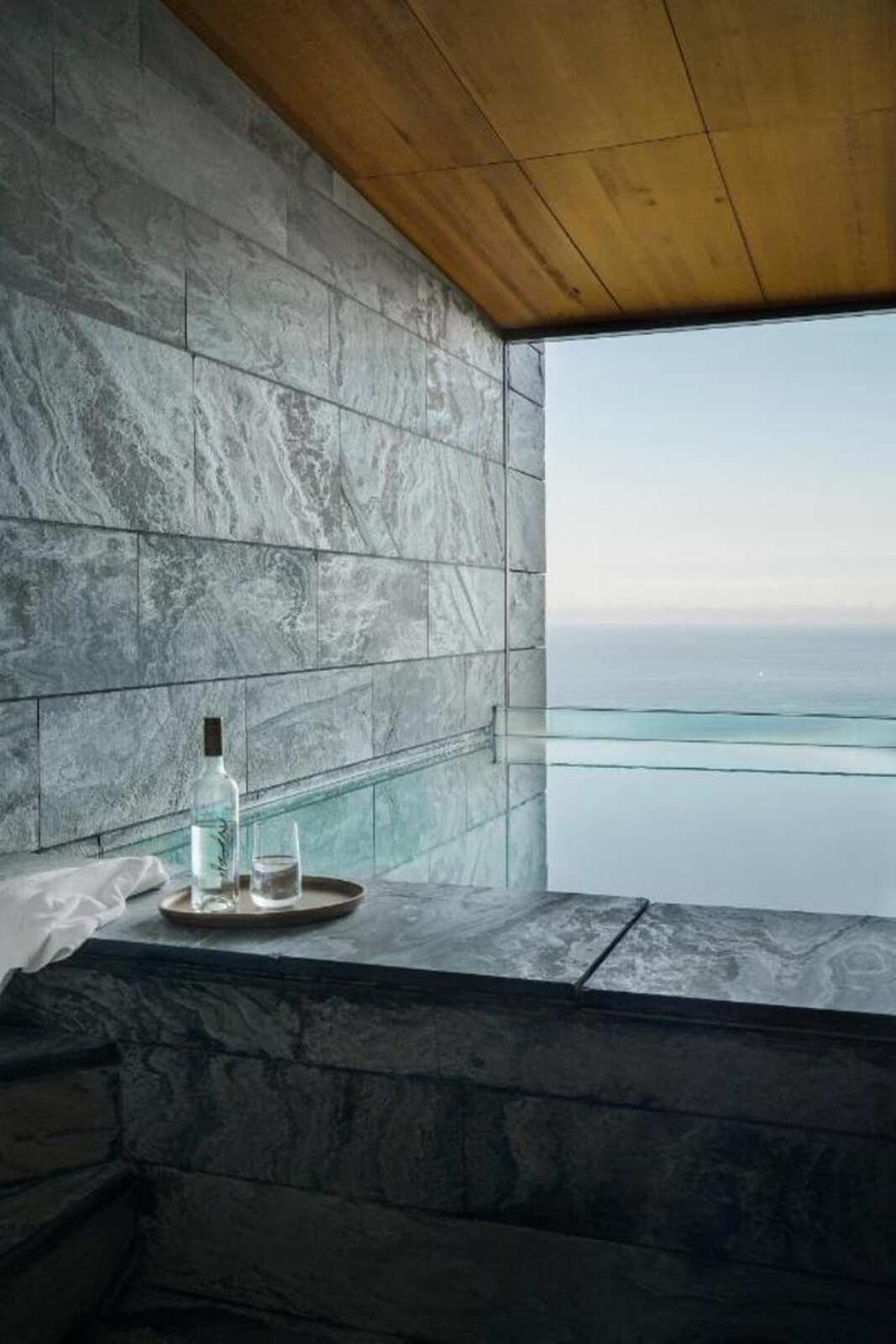 Piscina de la suite del hotel Akelarre para el d&iacute;a del padre