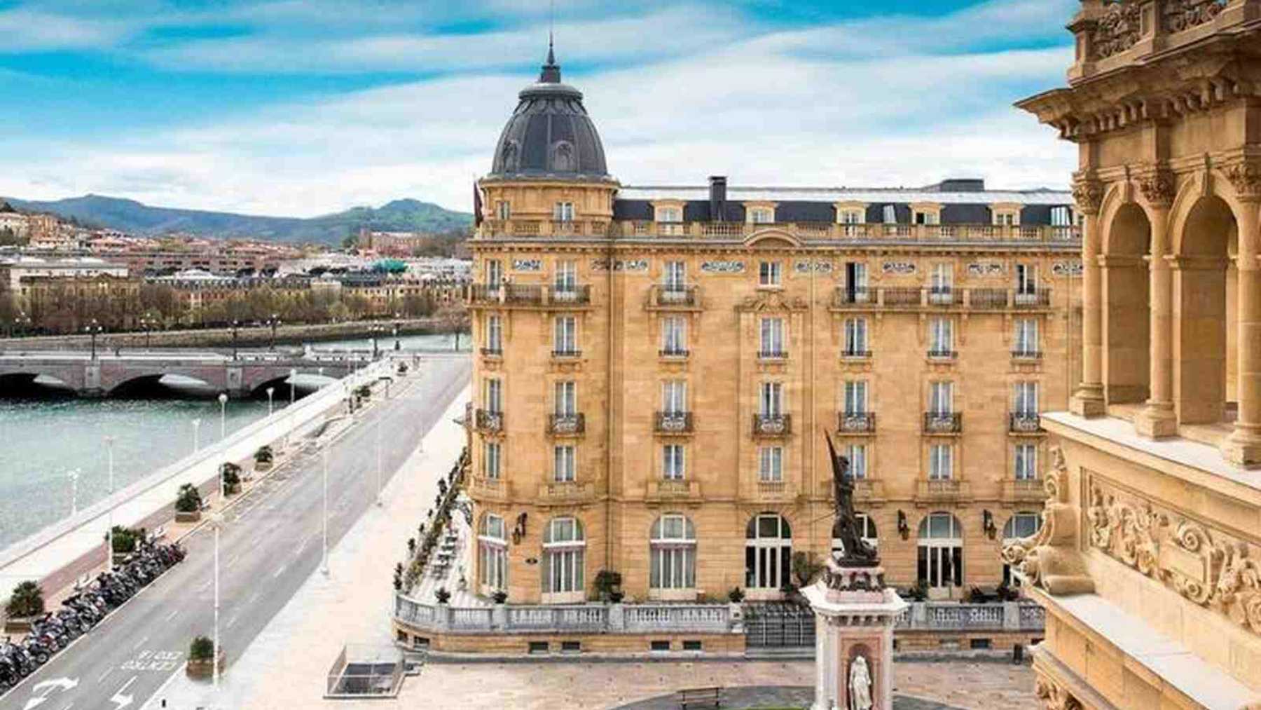 Fachada del Mar&iacute;a Cristina