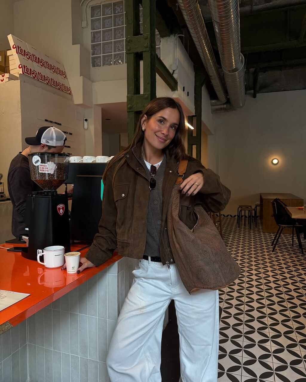 Mar&iacute;a Pombo, moda, chaqueta ante