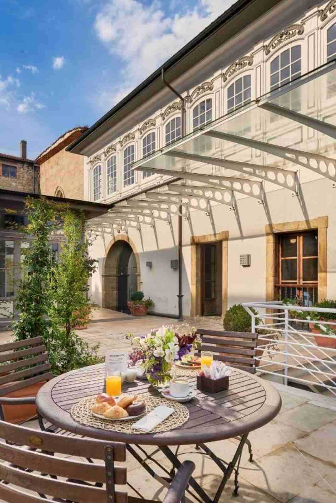 Jard&iacute;n del Hotel Palacio de Avil&eacute;s