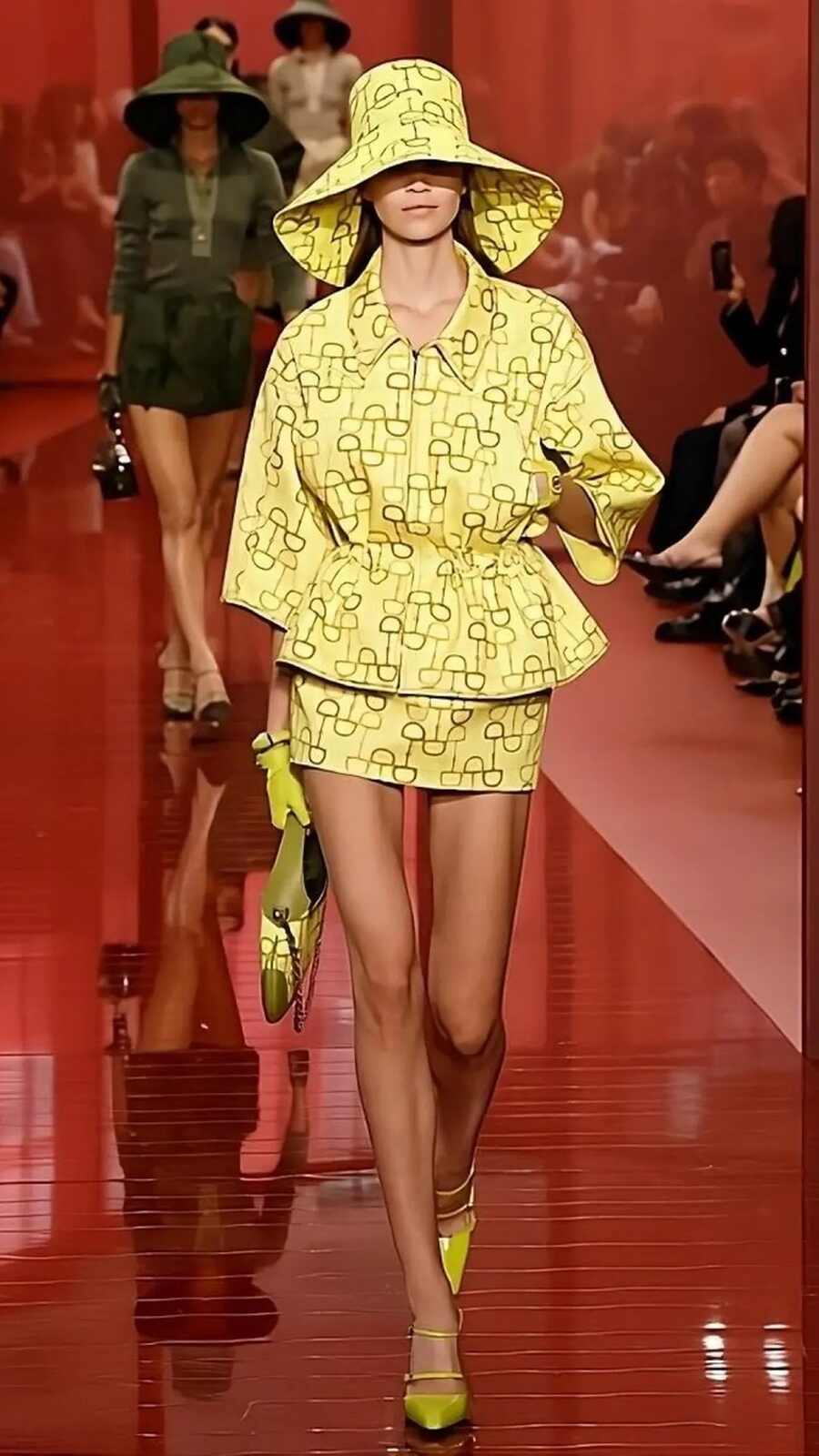 Look de Gucci en amarillo c&iacute;trico