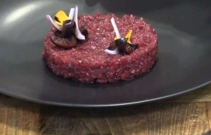 Steak Tartar en plato negro