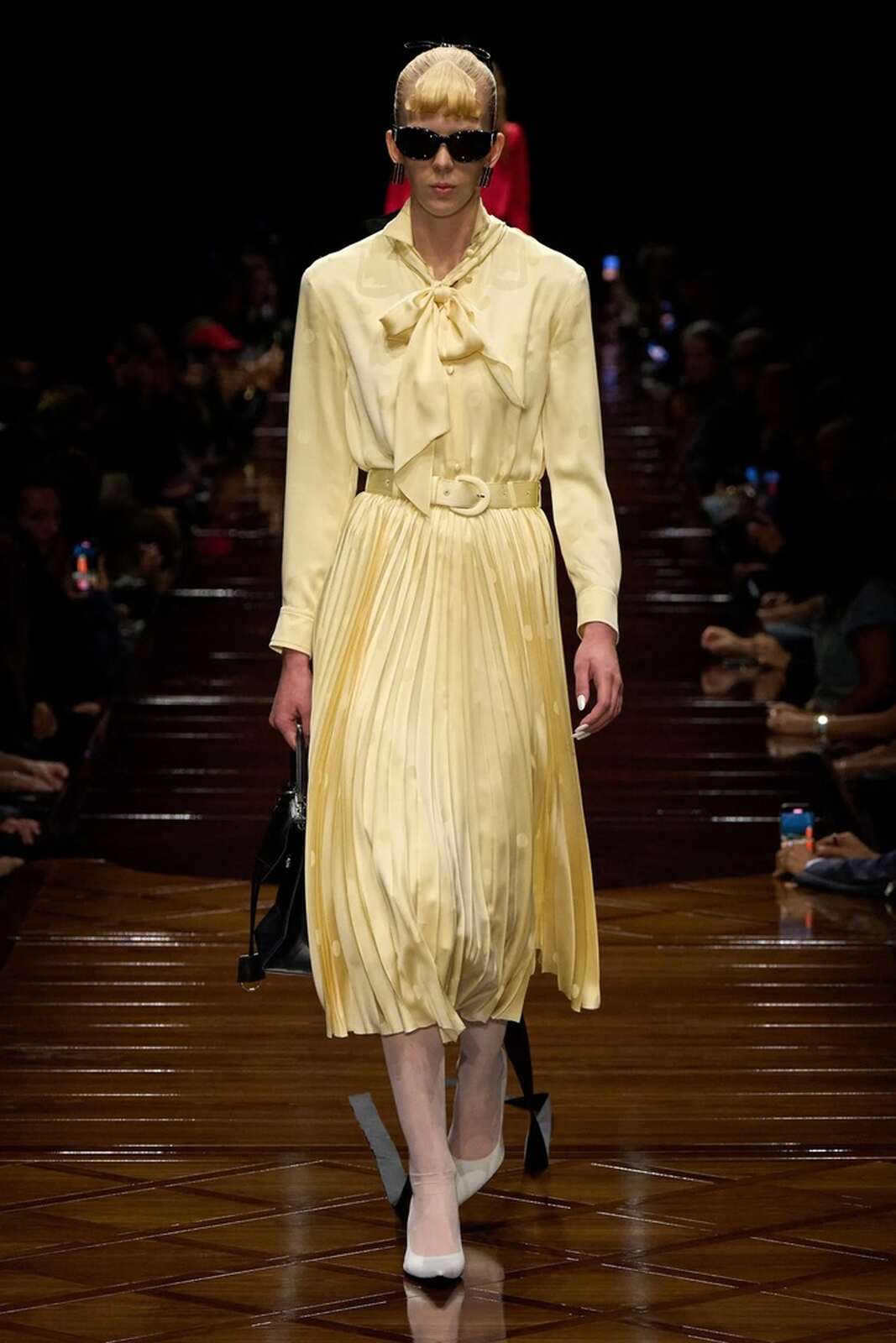 Vestido de Balenciaga en tonos naturales