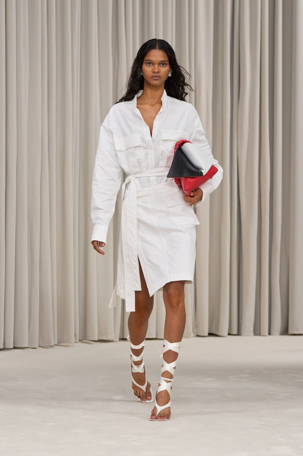 Vestido blanco camisero en tonos naturales de Ferragamo