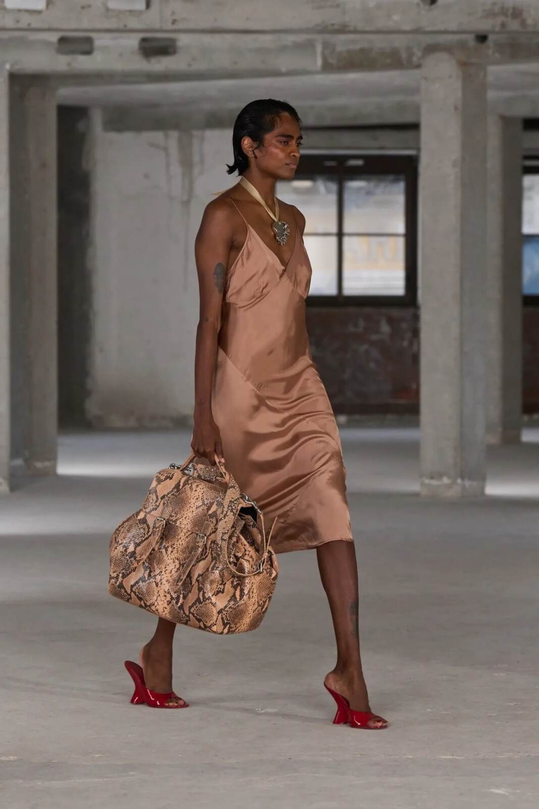 Vestido en tonos naturales de Dries Van Noten